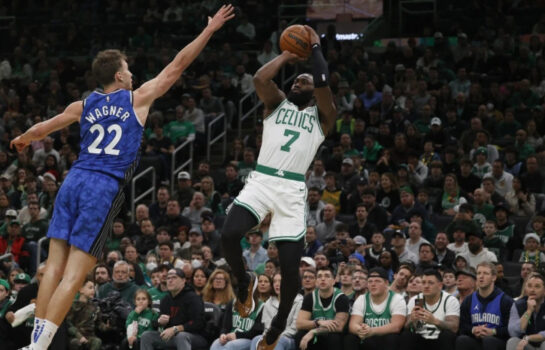 Jaylen Brown guía a Celtics sobre el Magic