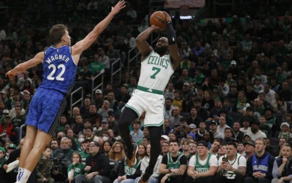 Jaylen Brown guía a Celtics sobre el Magic