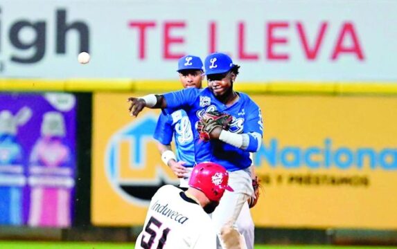 Los Gigantes celebran; Licey y Aguilas en férrea disputa